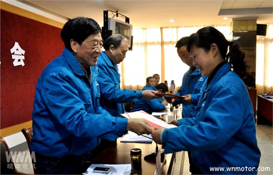 皖南電機公司領(lǐng)導(dǎo)為先進集體和個人頒獎 皖南電機公司領(lǐng)導(dǎo)為先進集體和個人頒獎