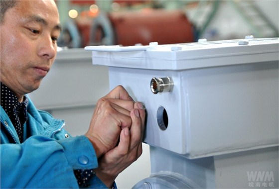 員工在進行盾構(gòu)機電機交付前最后的細查