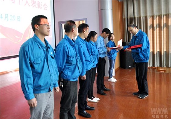 黨委書記、副董事長管兵為先進(jìn)集體頒獎(jiǎng)