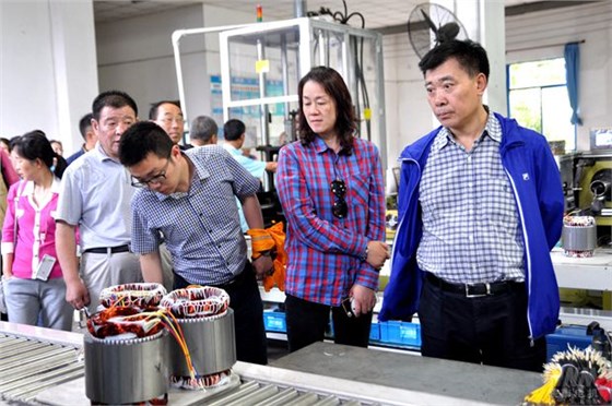 皖南電機(jī):與會(huì)代表在車(chē)間參觀(guān) 皖南電機(jī):與會(huì)代表在車(chē)間參觀(guān)