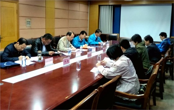 總經(jīng)理陳學(xué)鋒向調(diào)研組介紹公司的生產(chǎn)經(jīng)營情況 總經(jīng)理陳學(xué)鋒向調(diào)研組介紹公司的生產(chǎn)經(jīng)營情況