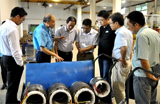 皖南電機管總陪同徐總經(jīng)濟(jì)師在車間調(diào)研 皖南電機管總陪同徐總經(jīng)濟(jì)師在車間調(diào)研