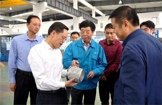 董事長(zhǎng)陳根喜陪同縣委書記耿鵬在車間參觀 董事長(zhǎng)陳根喜陪同縣委書記耿鵬在車間參觀