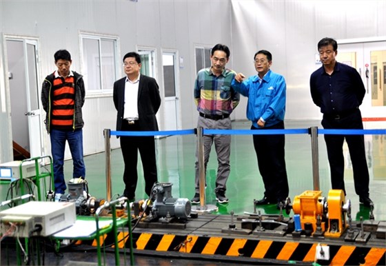 總經(jīng)理陳學(xué)鋒陪同來賓參觀 總經(jīng)理陳學(xué)鋒陪同來賓參觀