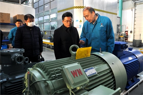 圖為管兵正在向省科技廳領(lǐng)導(dǎo)介紹皖南電機產(chǎn)品 圖為管兵正在向省科技廳領(lǐng)導(dǎo)介紹皖南電機產(chǎn)品