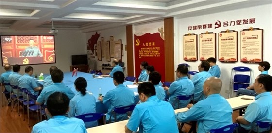 皖南電機黨委書記、副董事長管兵正在與公司黨員干部一起集中收看大會直播