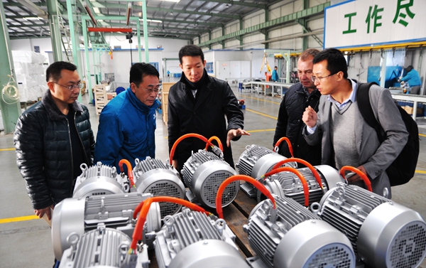 皖南電機(jī):客人在參觀汽車電機(jī) 皖南電機(jī):客人在參觀汽車電機(jī)