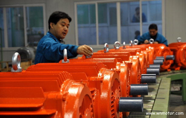 皖南電機(jī):?jiǎn)T工正在精心做最后的總裝 皖南電機(jī):?jiǎn)T工正在精心做最后的總裝