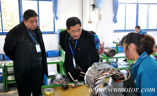 皖南電機(jī):專家組成員在生產(chǎn)現(xiàn)場查看 皖南電機(jī):專家組成員在生產(chǎn)現(xiàn)場查看