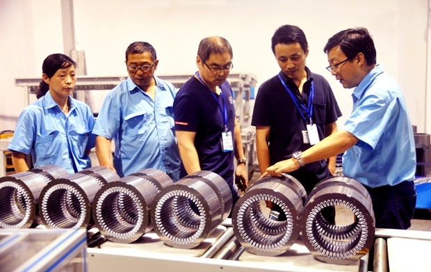 國家安標(biāo)中心評審人員在皖南電機生產(chǎn)現(xiàn)場取證 國家安標(biāo)中心評審人員在皖南電機生產(chǎn)現(xiàn)場取證