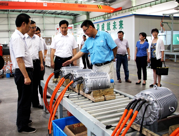 錢(qián)曉康局長(zhǎng)參觀新能源汽車(chē)電機(jī)生產(chǎn)線
