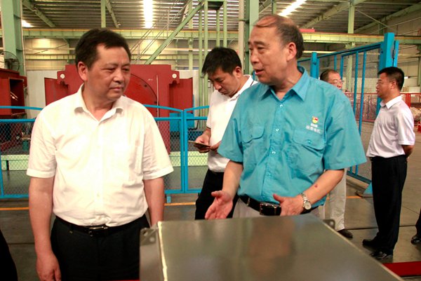 皖南電機(jī)管總向陶書記介紹公司情況 皖南電機(jī)管總向陶書記介紹公司情況