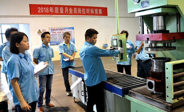 對(duì)標(biāo)競賽員工操作一絲不茍