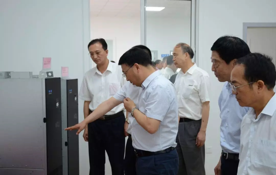 皖南電機:縣領導正在參觀華辰公司產品展廳 皖南電機:縣領導正在參觀華辰公司產品展廳