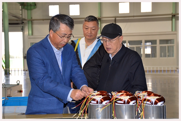 圖為中國機械工業(yè)聯(lián)合會特別顧問蔡惟慈（右一）、上海電器科學研究所(集團)有限公司黨委書記鄒孟奇（中）在公司副總經(jīng)理孫躍（左一）的陪同下參觀皖南電機生產(chǎn)車間