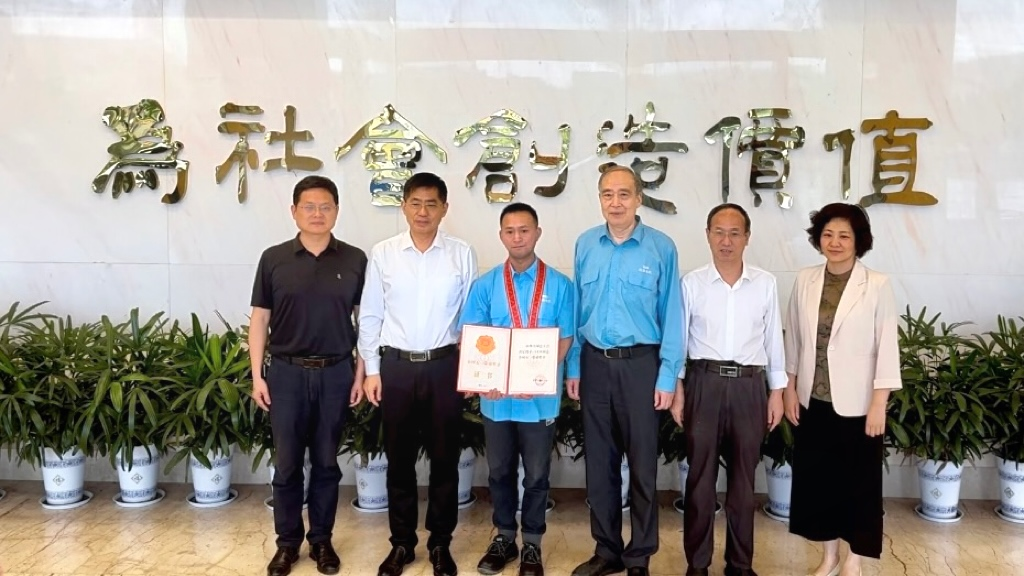 省、市總工會(huì)為皖南電機(jī)“全國(guó)五一勞動(dòng)獎(jiǎng)?wù)?rdquo;獲得者授牌頒獎(jiǎng)